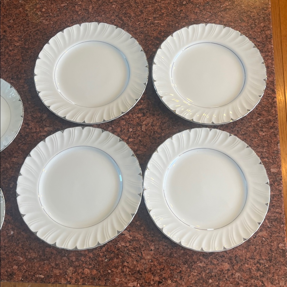 Vintage Harmony House Heirloom Fine China Dinnerware Set - Picture 6 of 9